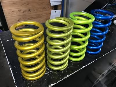 スプリングの粉体塗装事例